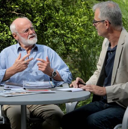 Kämpft für den Erhalt des wertvollen Baumbestands am Lindenhöfer Rheindamm: Wolf Engelen (l.) beim Interview mit „MM“-Redakteur Thorsten Langscheid im Garten des Mediaparks an der Dudenstraße.