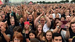 Mit den Klassikern „It’s So Easy“ und „Mr. Brownstone“ starteten Guns N’ Roses in den Abend – und die Fans auf dem Maimarktgelände gingen begeistert mit.