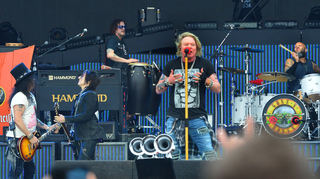 Guns N` Roses spielen auf dem Mannheimer Maimarktgelände: die drei Gründungsmitglieder Duff McKagan (Bass), Axl Rose (Gesang, Piano), Slash (Gitarre), der langjährige Keyboarder Dizzy Reed, Gitarrist Richard Fortus sowie Melissa Reese (Keyboards, Synthesizers, Sub-Bass, Percussion) und Frank Ferrer (Schlagzeug).