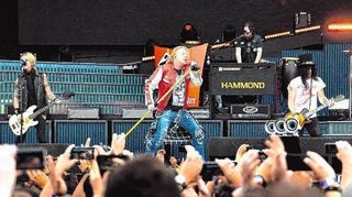 Seit 1. April 2016 sind die Gründungsmitglieder Duff McKagan (Bass, links) und Slash (Gitarre, r.) wieder mit Guns N’ Roses auf Tournee. Zusammen mit ihrem egozentrischen Frontmann Axl Rose (Mitte), dem langjährigen Keyboarder Dizzy Reed und drei weiteren Musikern spielen sie in Mannheim mehr als drei Stunden lang.