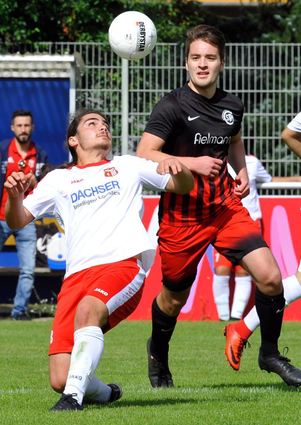 Türkspors Akuy Yilmez (links) und Adrian Schmitt vom SC Pfingstberg-Hochstätt kämpfen hier in einem Vorrundenspiel um den Ball.