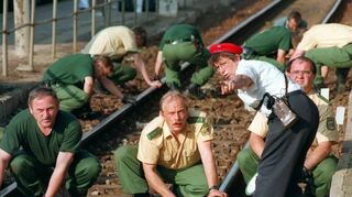 Der Bahnhof der Kleinstadt heute (oben). Im Juni 1993 stellten Polizisten dort zwei RAF-Terroristen. Unten: Beamte bei der anschließenden Spurensuche.