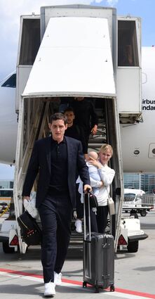 Ankunft mit blauem Auge: Der Ex-Hoffenheimer und jetzige Bayern-Spieler Sebastian Rudy nach der Ankunft in Frankfurt, hinter ihm seine Frau Elena.