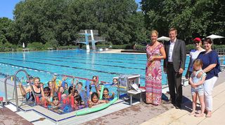 Schwimm-Projekt der Dalberg-Grundschule: Alle dritten Klassen, zuletzt die 3c mit Lehrerin Annette Sauer (rote Mütze), genossen jeweils eine Woche lang Übungen mit Carmen Sostmann (im Wasser, links). Diese Idee von Elternbeiratschefin Tanja Hahn lobten Rektorin Kirsten Lather (Startblock, links) und Bürgermeister Stefan Schmutz.
