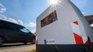 Eine täuschend echt aussehende Blitzer-Attrappe soll Raser abschrecken.