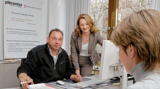 <p>Vor Fachberater Oliver Lützke sitzt eine junge Frau, die aus Russland stammt. Servicepoint-Koordinatorin Daria Hartmann begleitet das Gespräch.</p>