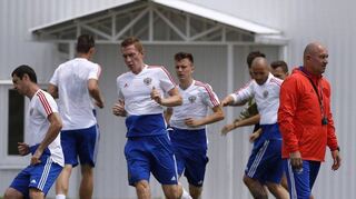 Stanislaw Tschertschessow (r.) leitet das Training der russischen Nationalmannschaft vor dem Viertelfinale gegen Kroatien.