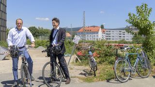 Zwischen Kino und Fitnesscenter soll der neue Radweg über die Bahngleise führen, zeigen (v.l.) OB Eckart Würzner und Erster Bürgermeister Jürgen Odszuck.