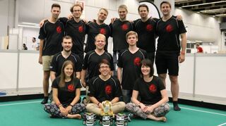 Sabolc Jut (Mitte, vorne), Andre Ryll (zweiter von rechts, hinten) und die anderen Mitglieder des robotischen Sportteams der DHBW.