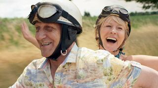Karl Kranzkowski als Paul und Corinna Harfouch als Charlotte in „Wer hat eigentlich die Liebe erfunden?“. Mit diesem Film startet das Festival.
