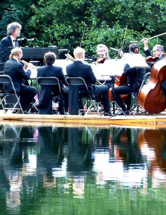 Patrick Siben (links, stehend) gibt heute Abend mit den Stuttgarter Salonikern ein Open-Air-Konzert.