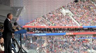 14. Juni, Luschnikistadion in Moskau: Russlands Präsident Wladimir Putin spricht bei der Eröffnungsfeier zu den Zuschauern.
