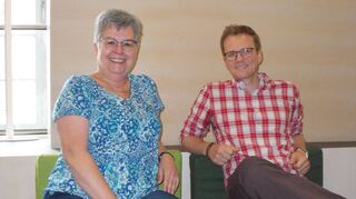 Bettina Kaldenberg und Christian Wilke stellen die verschiedenen Ausbildungsmöglichkeiten an einer Universitätsbibliothek vor.