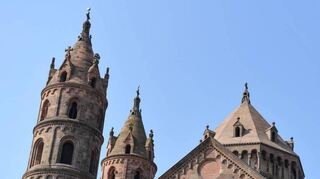 Blick auf den Wormser Dom und einen Teil des Kirchenschiffs. Die Theater-Tribüne mit 1285 Plätzen steht an der Nordseite.
