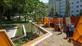 Der neue Kinderspielplatz bietet einen Kletter- und Rutschparcours, der an einer Außenmauer (rechts) entlangführt.