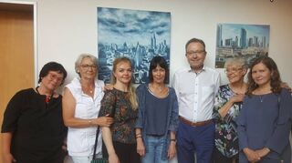 Künstlerinnen zeigen ihr Können (v. l.): Gaby Brüggemann, Elena Schöck, Inge Selig, Rita Weis, Leandros Kalogerakis, Helge Loscher, Alla Kulikowa-Vollmer