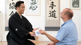 Uni-Dozent, Karate-Lehrer und Zauberer: Ryan Hayashi (l.) aus Mannheim im Interview mit „MM“-Mitarbeiter Michael Callies.