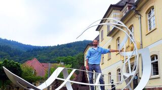 André Wischnewski im Skulpturenpark Heidelberg mit seiner preisgekrönten Skulptur „ Whatever you say“ (Egal, was du sagst).