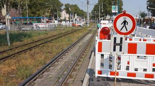 Sehr unübersichtlich und obendrein gefährlich: Die Fahrgäste nutzten während der Bauarbeiten den abgesperrten Weg entlang der Gleise, um zur Ersatzhaltestelle zu kommen.