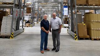 Hochregallager mit 52 Gängen (v.l.): Werner Stember und der Geschäftsführende Gesellschafter Klaus Schäfer im Neubau.