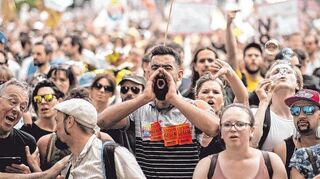 Demonstranten protestieren in Berlin gegen eine Kundgebung der AfD. Proteste sind für die gesellschaftliche Konfliktbewältigung von zentraler Bedeutung – bis heute.