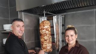 Cem und Simge Isik haben ein Lokal mit türkischen Küche eröffnet.