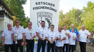 Die obersten Vertreter des Ketscher Backfischfestes 2018 nach der Amtseinführung (v.l.): ASV-Vorsitzender Günter Perner, Fischerkönig Christian Klefenz, die Prinzen Jürgen Stibitz, Florian Scheer, Rüdiger Ries und Konstantinos Konstantinidis sowie die Jugendprinzen Lukas Perner und Tim Klefenz neben dem stellvertretenden ASV-Vositzenden Manfred Orth.