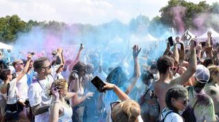 Die Luft ist voller Farben: Auf dem Neuen Meßplatz bleiben die T-Shirts nicht lange weiß.