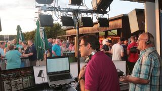 Von der sengenden Hitze lassen sich die Gäste des SV Vorwärts Bobstadt nicht abhalten. Die beiden DJs Mario und Charly (rechts) sorgen für die passende Musik.
