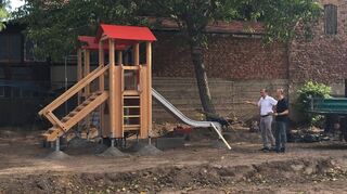 Bürgermeister Michael Kessler (l.) und Bauamtsleiter Jürgen Beck auf der Baustelle. Hier entsteht der neue Außenbereich des Kindergartens Beindstraße.