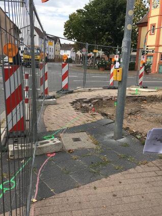 Die grüne Linie zeigt, wo künftig die Bordsteinkante verlaufen soll.
