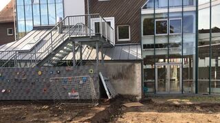 Hinter dem Bürgerhaus entsteht der neue Außenbereich, der vom Großen Saal aus zugänglich sein wird.
