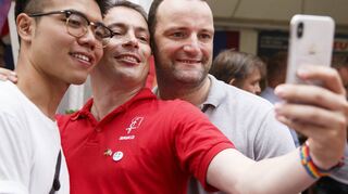 Berlin, Lesbisch-Schwules-Stadtfest (v.l.): Die Besucher Robbie Chan und Jürgen Dänens machen ein Foto mit Bundesminister Jens Spahn.