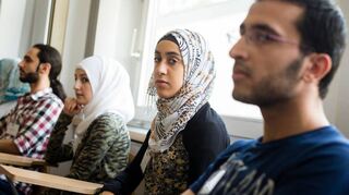 Reem aus Syrien schaut auf dem Symbolbild während eines Vorbereitungskurses für studierende Flüchtlinge an der Freien Universität in Berlin in die Kamera.