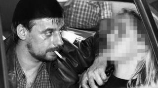 Dieter Degowski bedroht die Geisel Silke Bischoff (hier unkenntlich gemacht) mit einer Waffe. Die junge Frau wird später von Hans-Jürgen Rösner getötet.