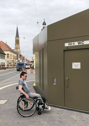 „MM“-Praktikant Maris Metz auf dem Weg zum Praxistest: Das barrierefreie WC lässt sich an diesem Tag nicht von innen verschließen.
