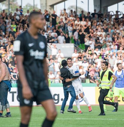 Freude und Frust: Fans und Spieler des SSV Ulm freuen sich über ihren Sieg, im Vordergrund Frankfurts Sebastien Haller.