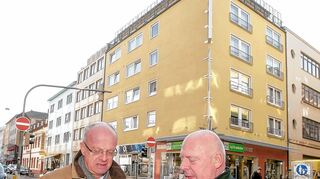 <p>Das hellblaue Haus (ganz links) wurde dazu gekauft, nun wird alles abgerissen und neu gestaltet: Prof. Dr. Peter Frankenberg (l.), Vorstand der Vetter-Stiftung, und sein Vorgänger Prof. Dr. Carl-Heinrich Esser mit den Plänen vor dem Bauprojekt.</p>