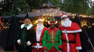 Sowohl beim Sommerzeltlager (unser Bild) wie auch bei der Stammesversammlung können die Pfadfinder – hier das Leiterteam um Tim Siegel (v.l.), Johannes Lutz, Ronnie und Florian Gutschalk – ihre Vorfreude auf das Christfest kaum zügeln.