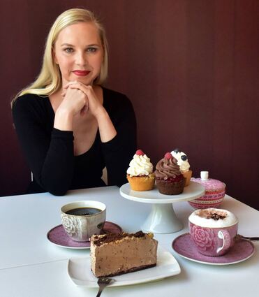 Die Gründerin von „Love Me Cakes – The Low Carb Way“, Christiane Bonkat“, im Mannheimer Geschäft mit ihren Spezialitäten Cupcakes und Schokoladenmoussekuchen.