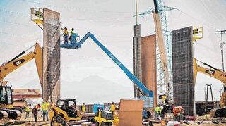 Prototypen der Segmente der von US-Präsident Trump geforderten Mauer an der Grenze zu Mexiko werden in Otay Mesa aufgestellt.