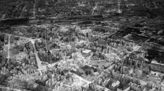 Das Flächenbombardement in der Nacht vom 5. auf 6. September legte den Lindenhof in Schutt und Asche. Die Luftaufnahme entstand im Jahr 1945.