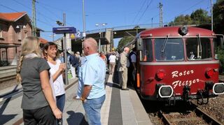 Hin und zurück ging die Reise mit der „Roten-Flitzer“-Bahn.