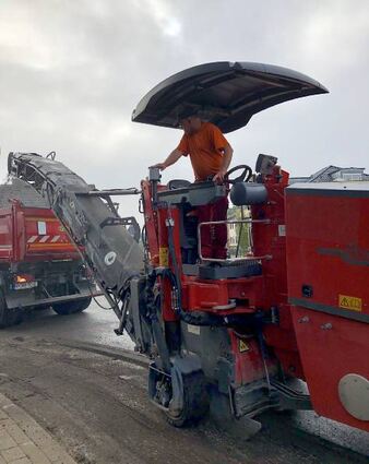 Stefan Noll steuert die 271 PS starke Fräsmaschine.