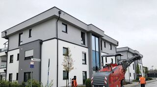 Letzter Feinschliff auf den Straßen im Neubaugebiet „Mitten im Feld I“: Eine Fräsmaschine wird für den Einsatz vorbereitet. Der Asphalt muss teilweise abgetragen werden, bevor die letzte Deckschicht aufgebracht werden kann.