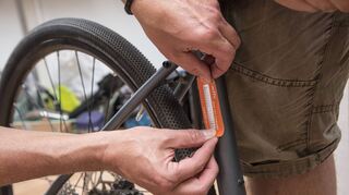 Zum Schluss der Fahrrad-Codierung gibt’s den Aufkleber, der Diebe abschrecken soll.