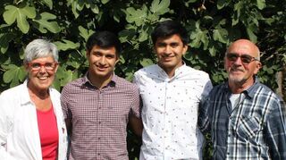 Im Garten der Gasteltern: Margit und Gerd Kaltenmaier (außen) sind „wie Großeltern“ für Eric (l.) und Steaven – für Eric steht wieder ein notwendiger Eingriff an.