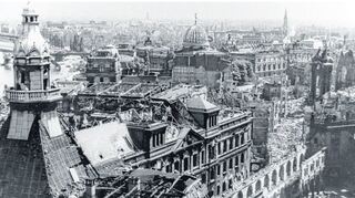 Das fast völlig zerstörte Stadtzentrum von Dresden nach der Bombardierung vom 13. und 14. Februar 1945 erst durch britische, dann US-amerikanische Flieger.