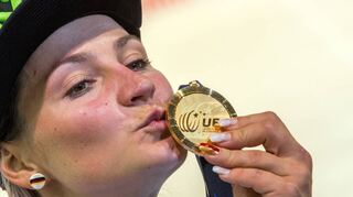 Oktober 2017: Kristina Vogel feiert bei der Bahnrad-Europameisterschaft in Berlin ihre Goldmedaille.