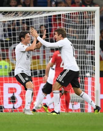 Thomas Schulz (l.) nimmt den Glückwunsch von Thomas Müller nach dem Siegtor zum 2:1 gegen Peru entgegen.